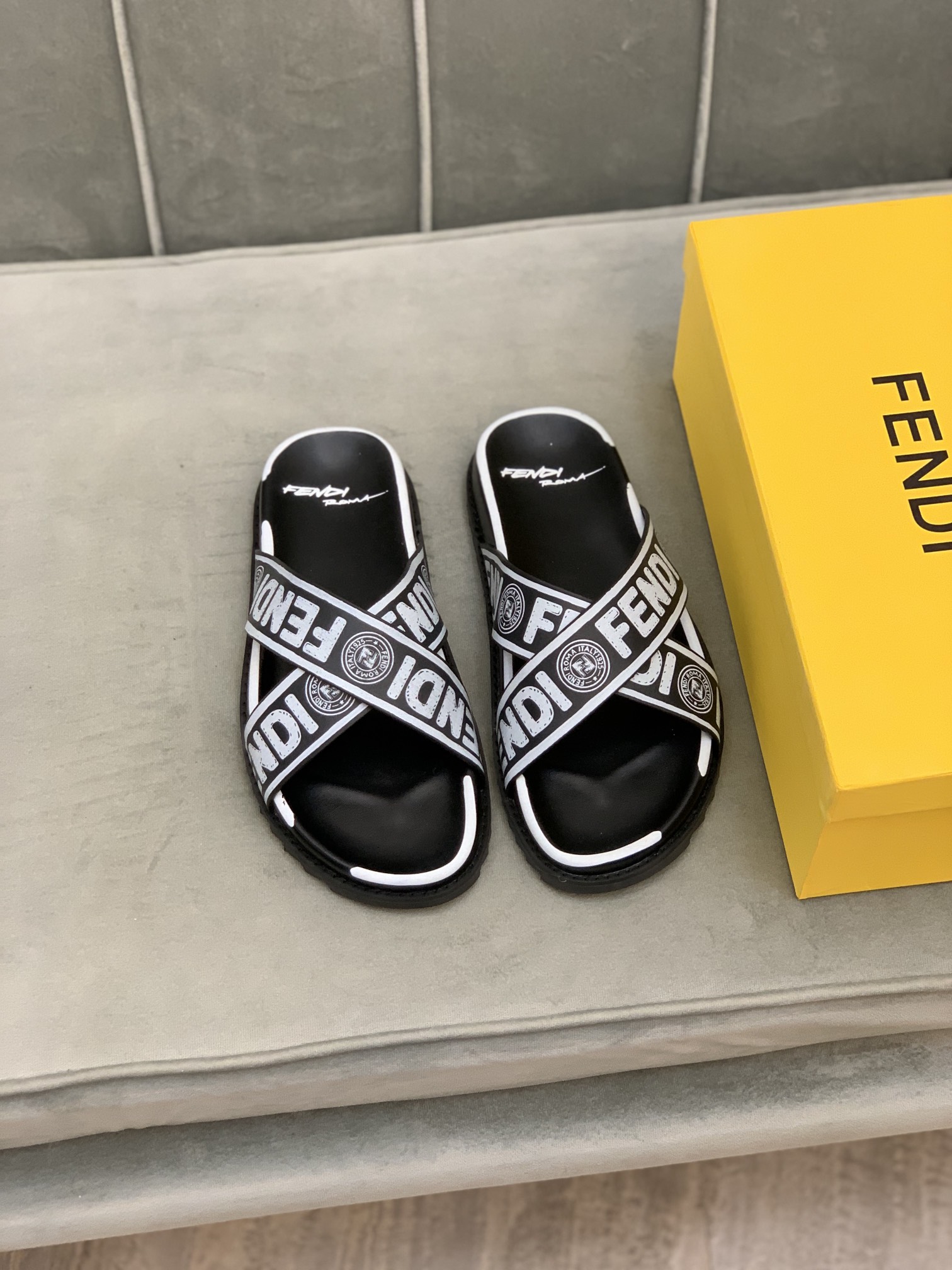 Fendi Slides 4 - vstockx