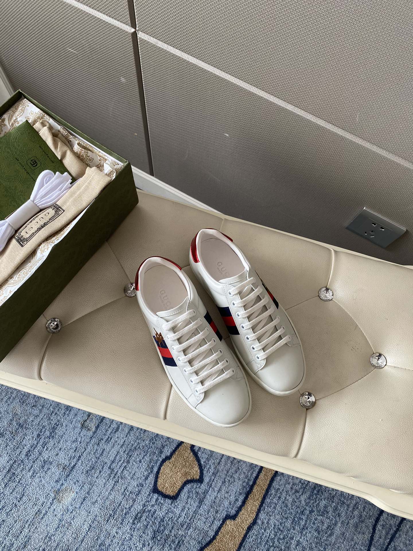 Gucci Women's Ace sneaker with bee sneaker 4 - vstockx
