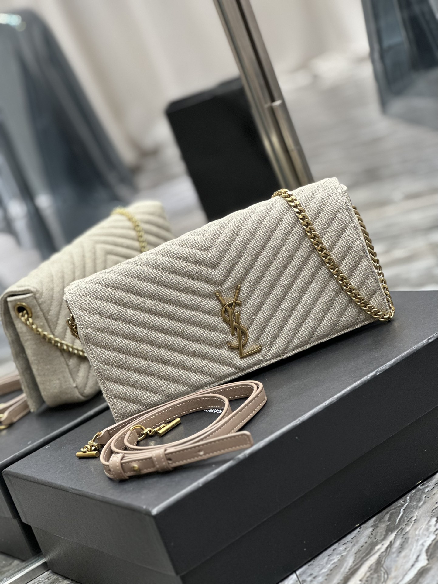 Handbags SAINT LAURENT 604276 size 26x13.5x4.5 cm - vstockx