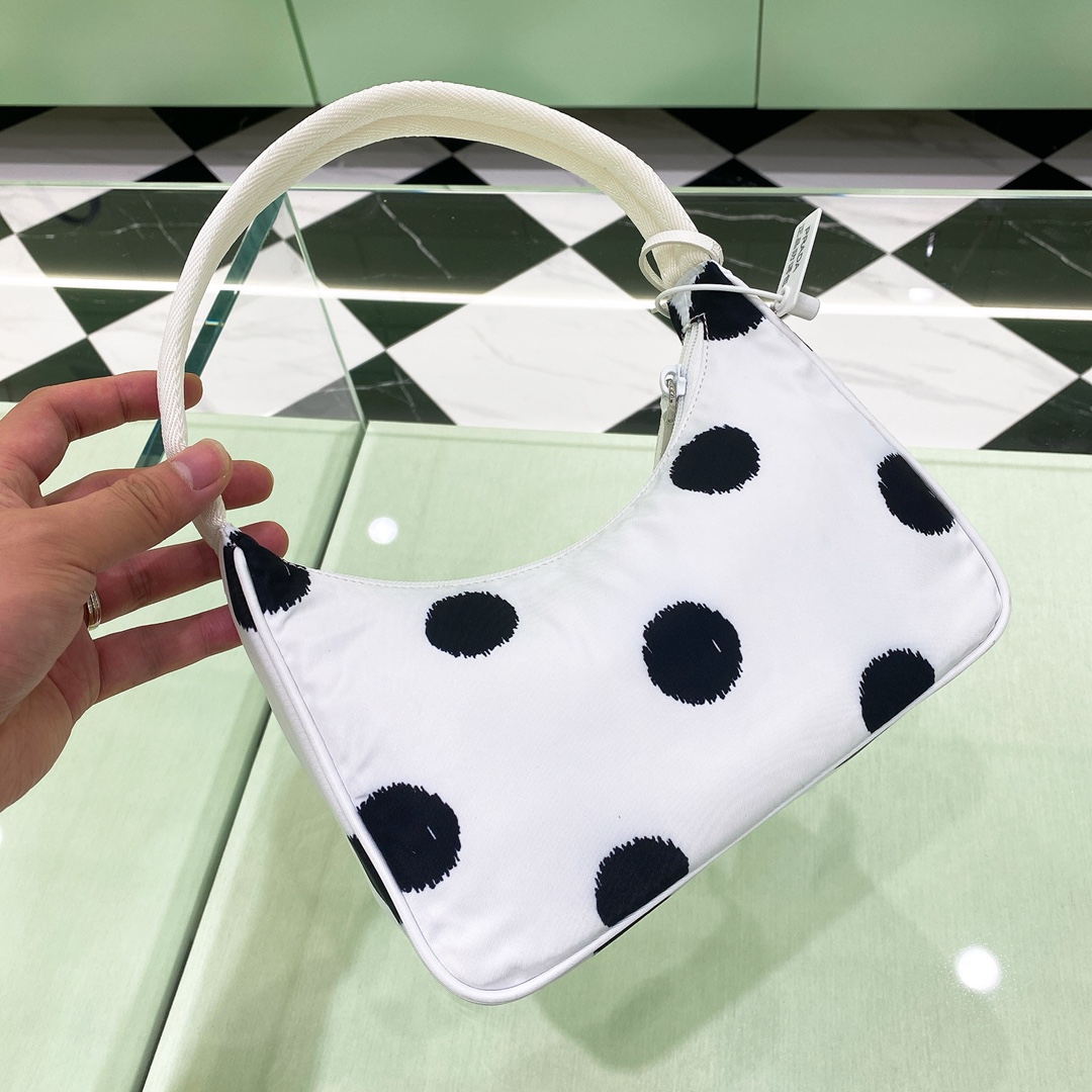 handbags prada Hobo 1NE515 re-edition 2000 Size:22*17*6 - vstockx