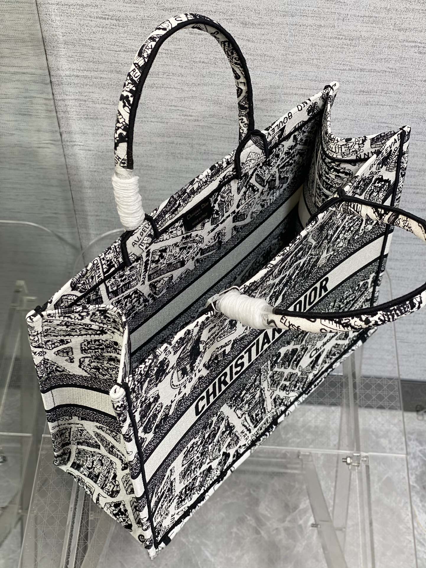 Handbag Dior size 42*18*35 cm - vstockx