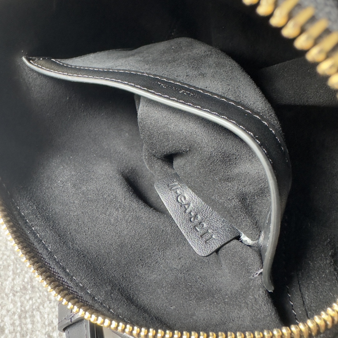 Handbags CELIN 197582 size: 19.5  14  7.5 cm - vstockx