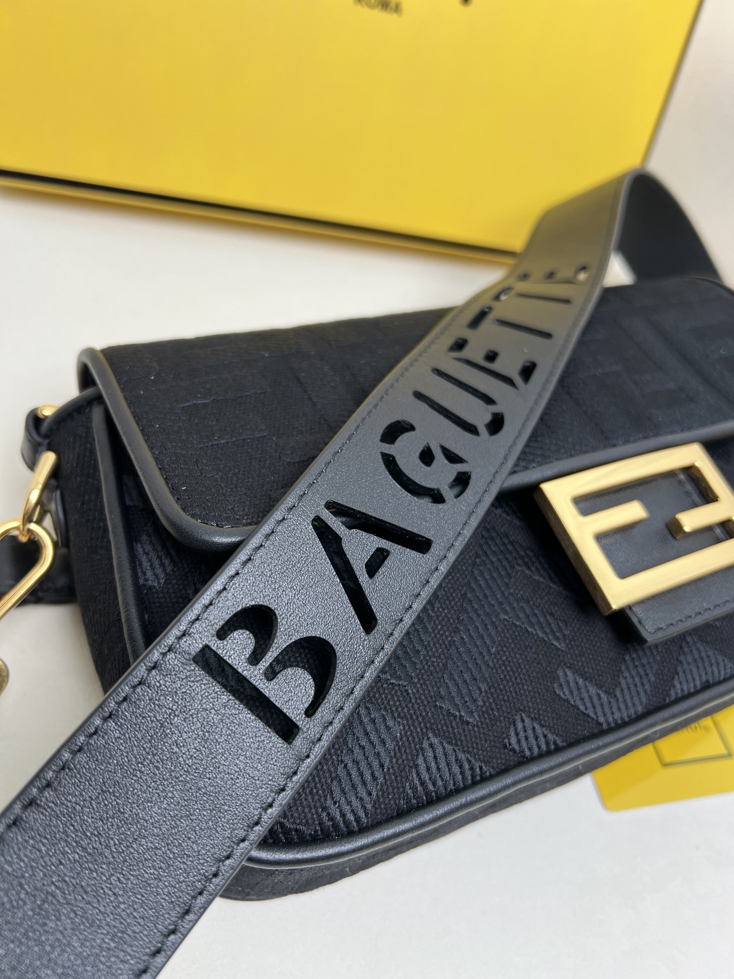 handbags FENDI Baguette size:26*6.5*13.5cm - vstockx