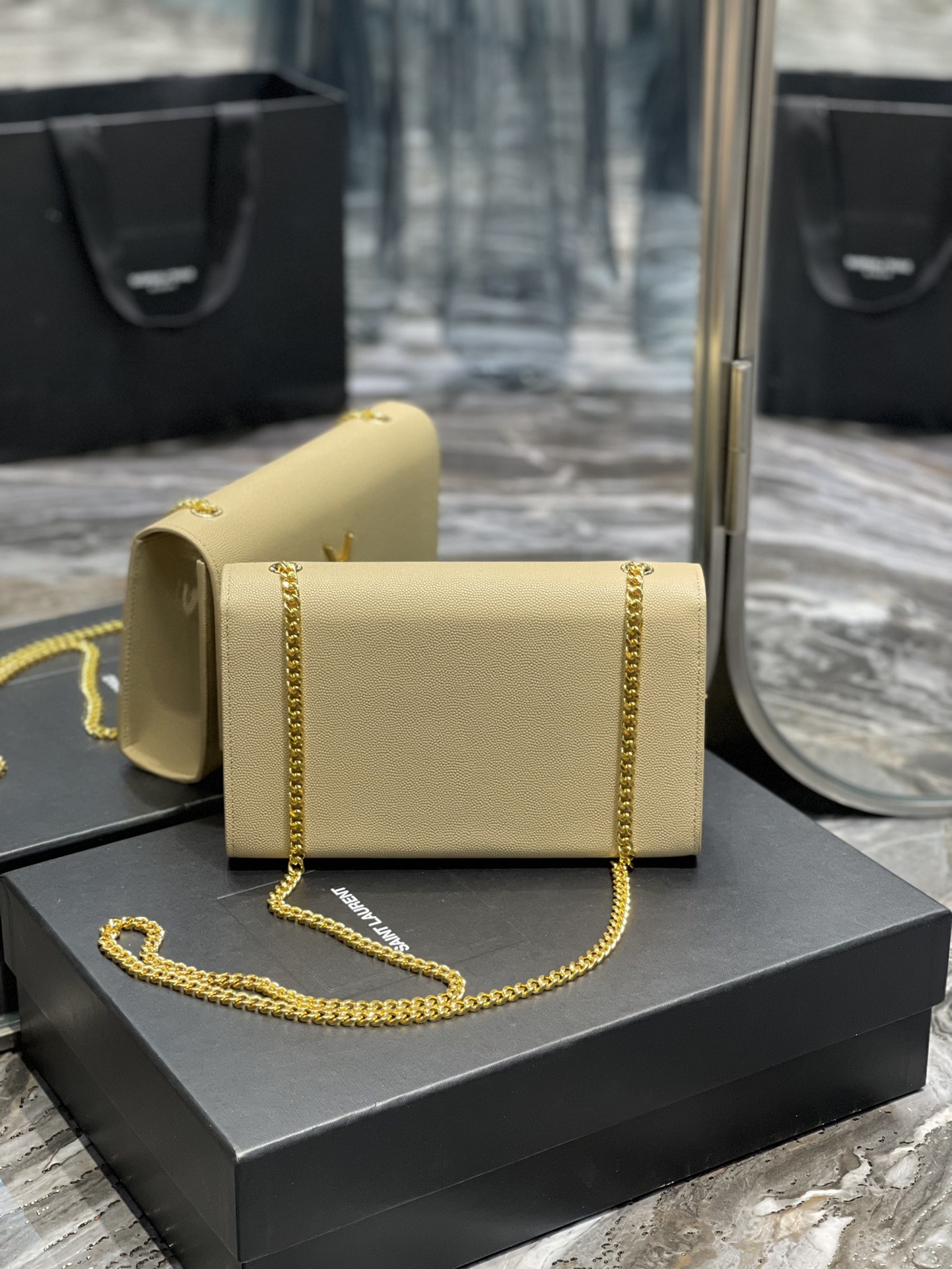 Handbags SAINT LAURENT 364021 size 24x14.5x5 cm - vstockx
