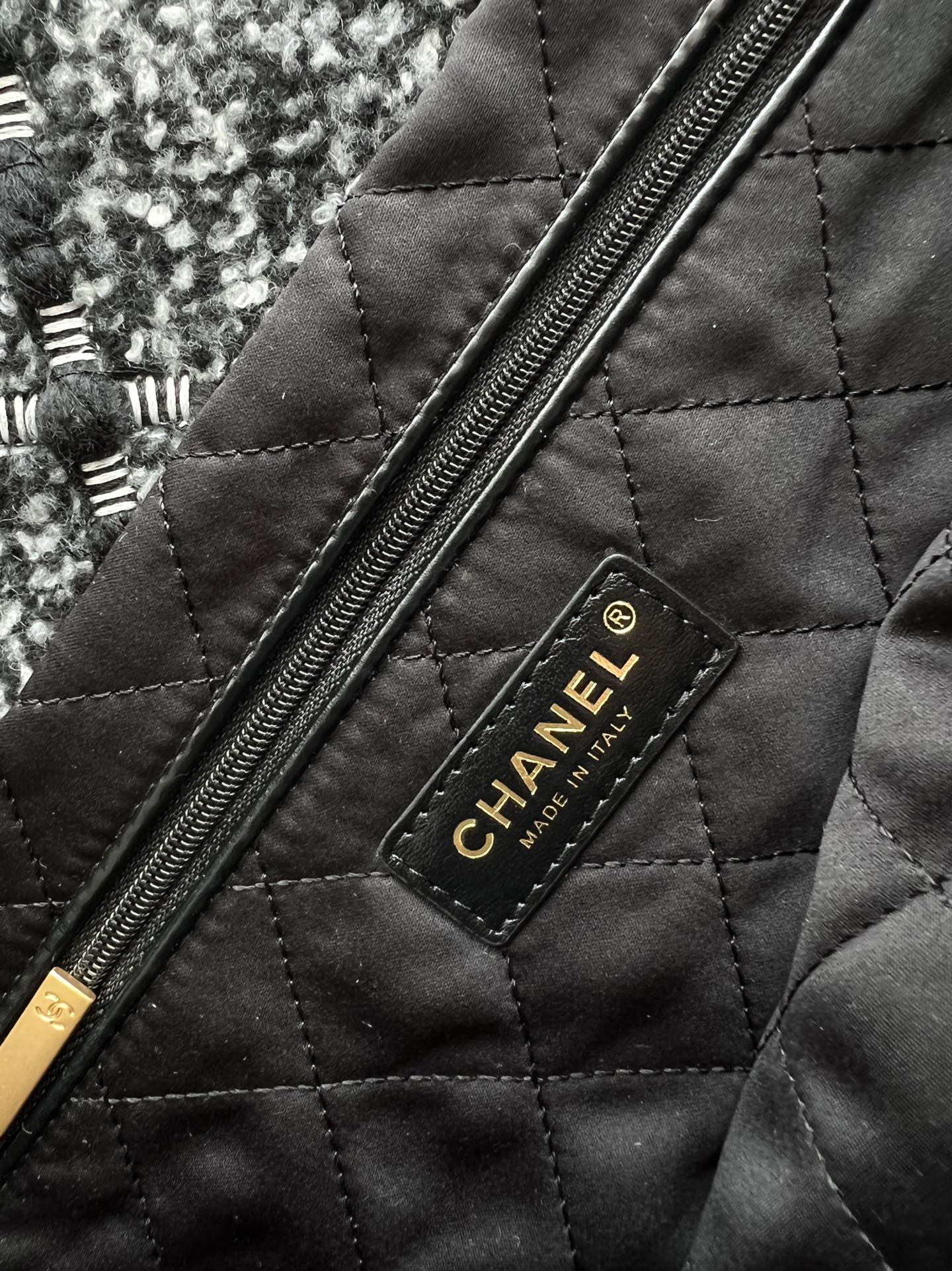 Handbag Chanel 3261 size 39cmx42cmx8 cm - vstockx