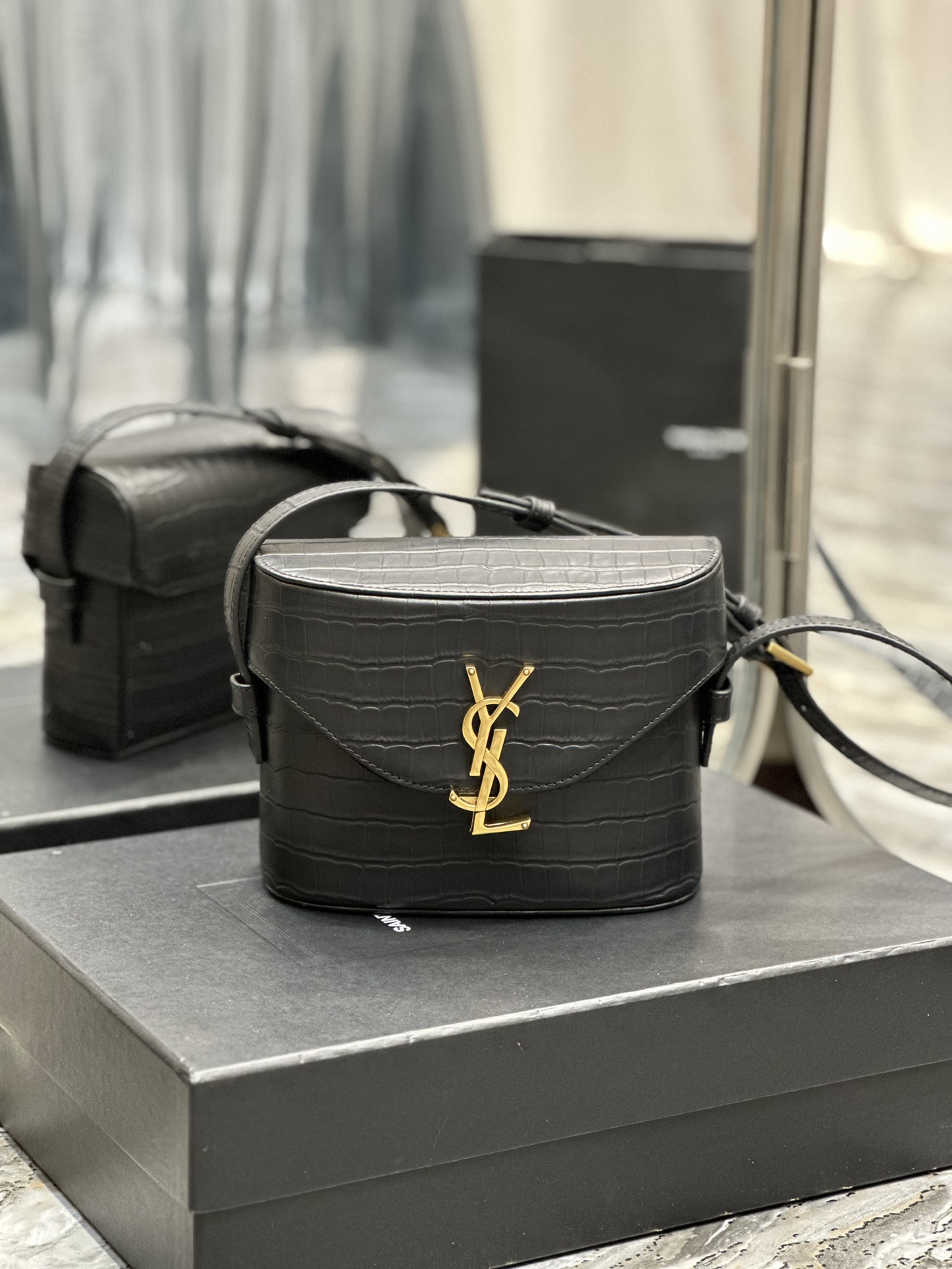 Handbags SAINT LAURENT 710080 size 19  15  8 cm - vstockx