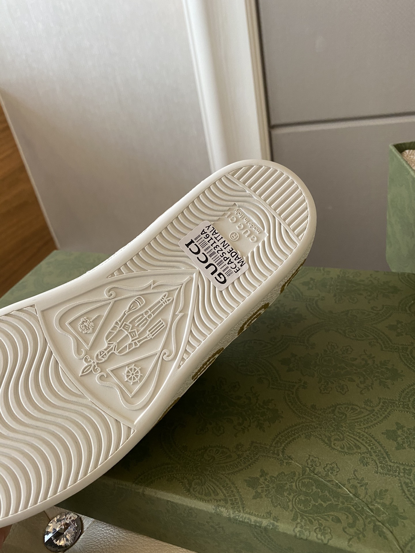 Gucci Women's Ace sneaker with bee sneaker 4 - vstockx