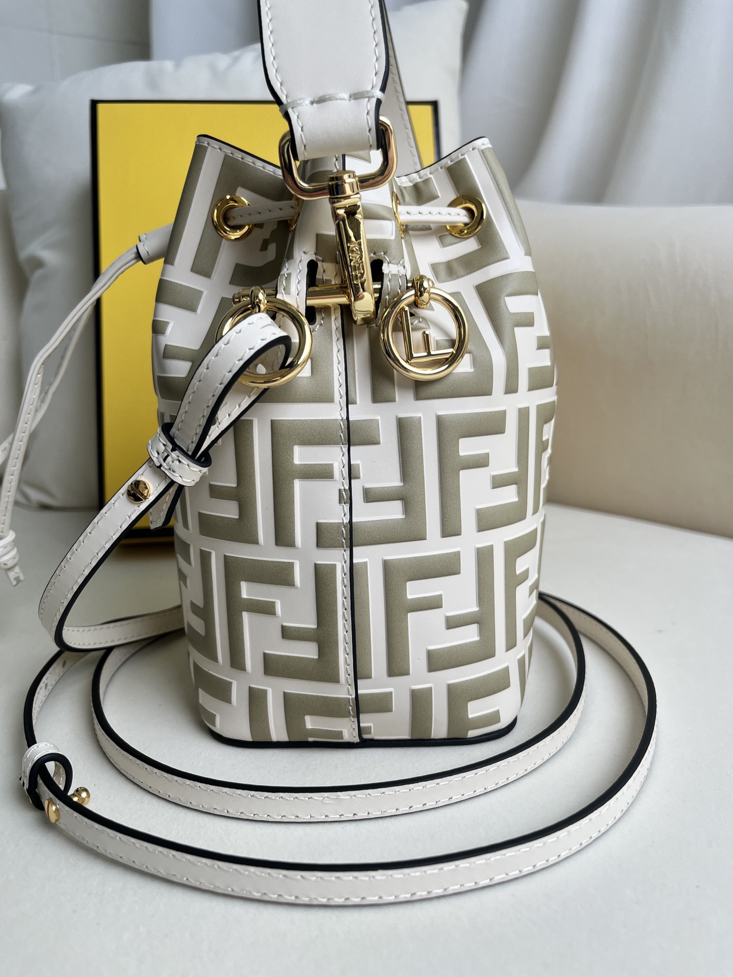 handbags FENDI 226 size:12*18*10cm - vstockx