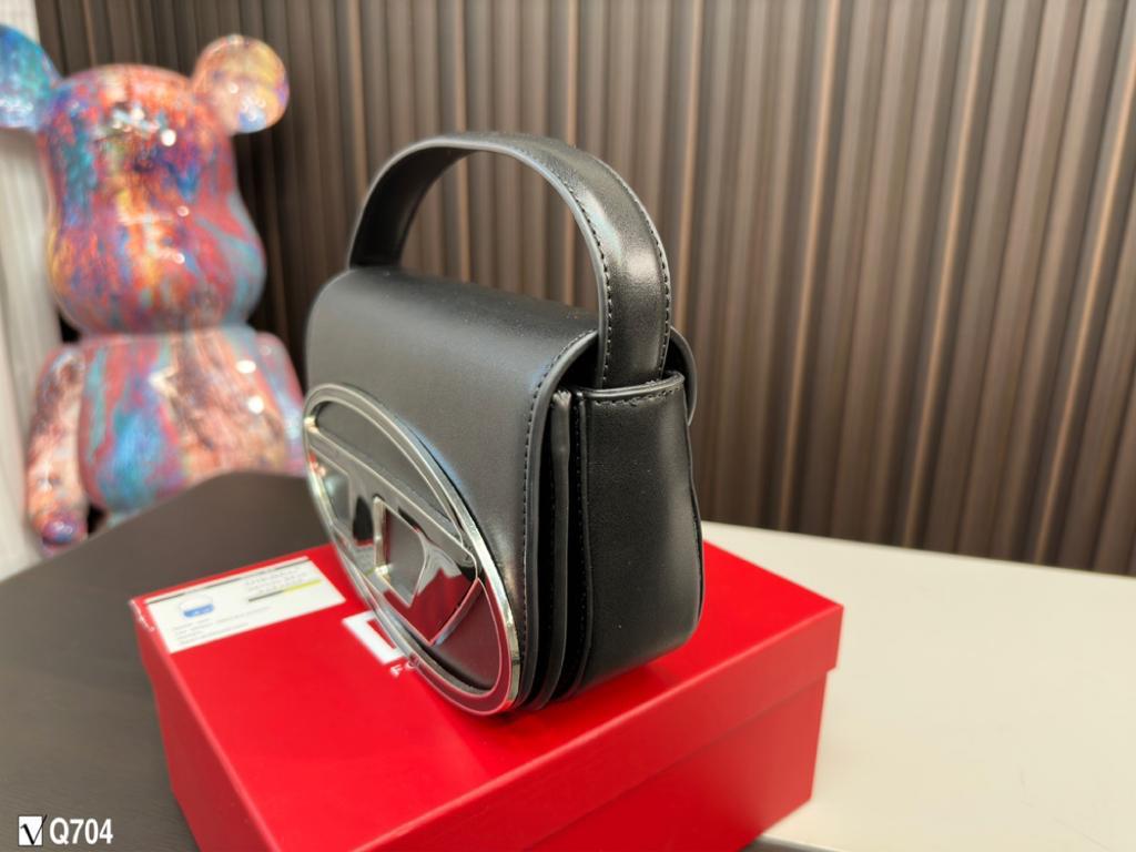 Handbag Diesel 4913 size 20*13*5.5 cm - vstockx