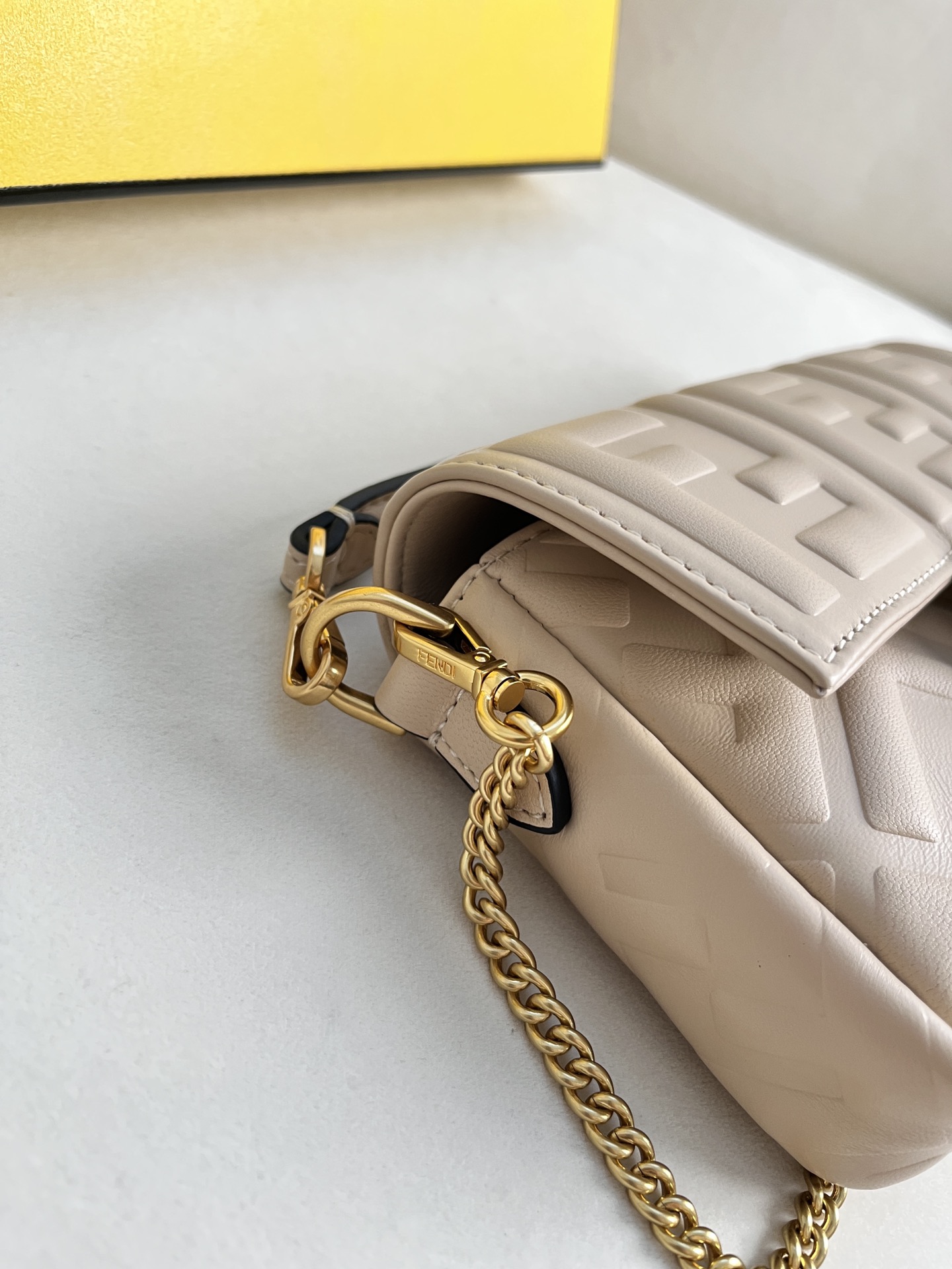 handbags FENDI 212 size:19*11.5*4cm - vstockx