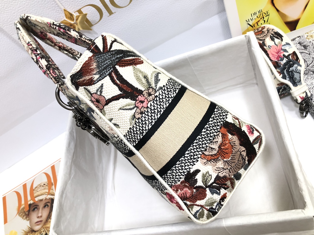 Handbag Dior M0565 size 24 x 20 x 11 cm - vstockx