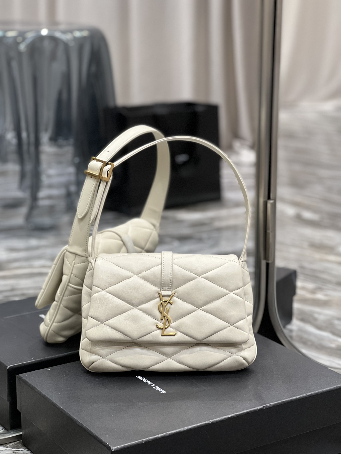 Handbags SAINT LAURENT 698567 size 24  18  5.5 cm - vstockx