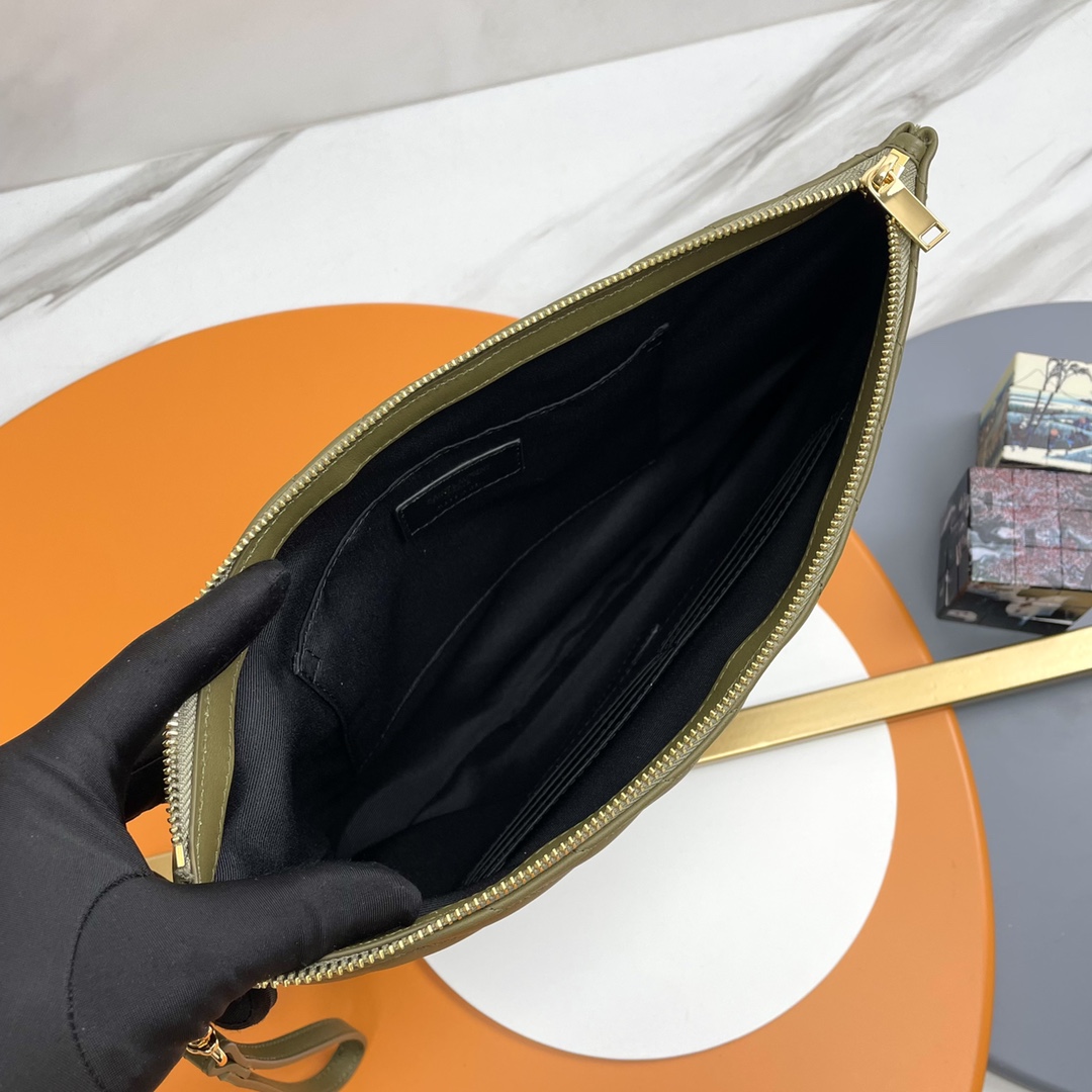 Handbags SAINT LAURENT 440222 size 36x24.5x2.5 cm - vstockx