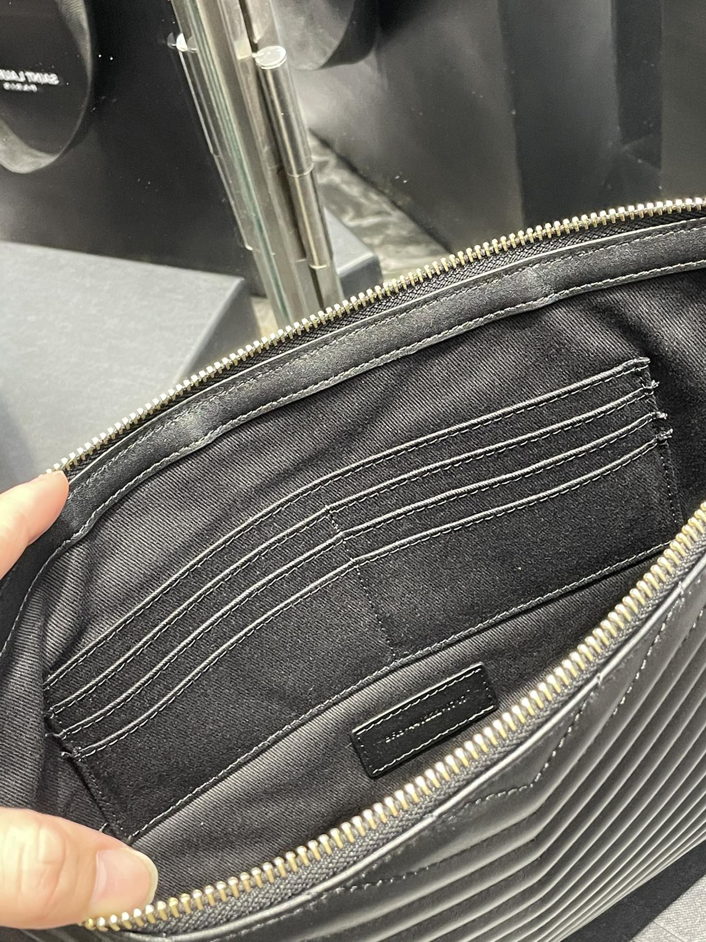 Handbags SAINT LAURENT 440222 size 36x24.5x2.5 cm - vstockx