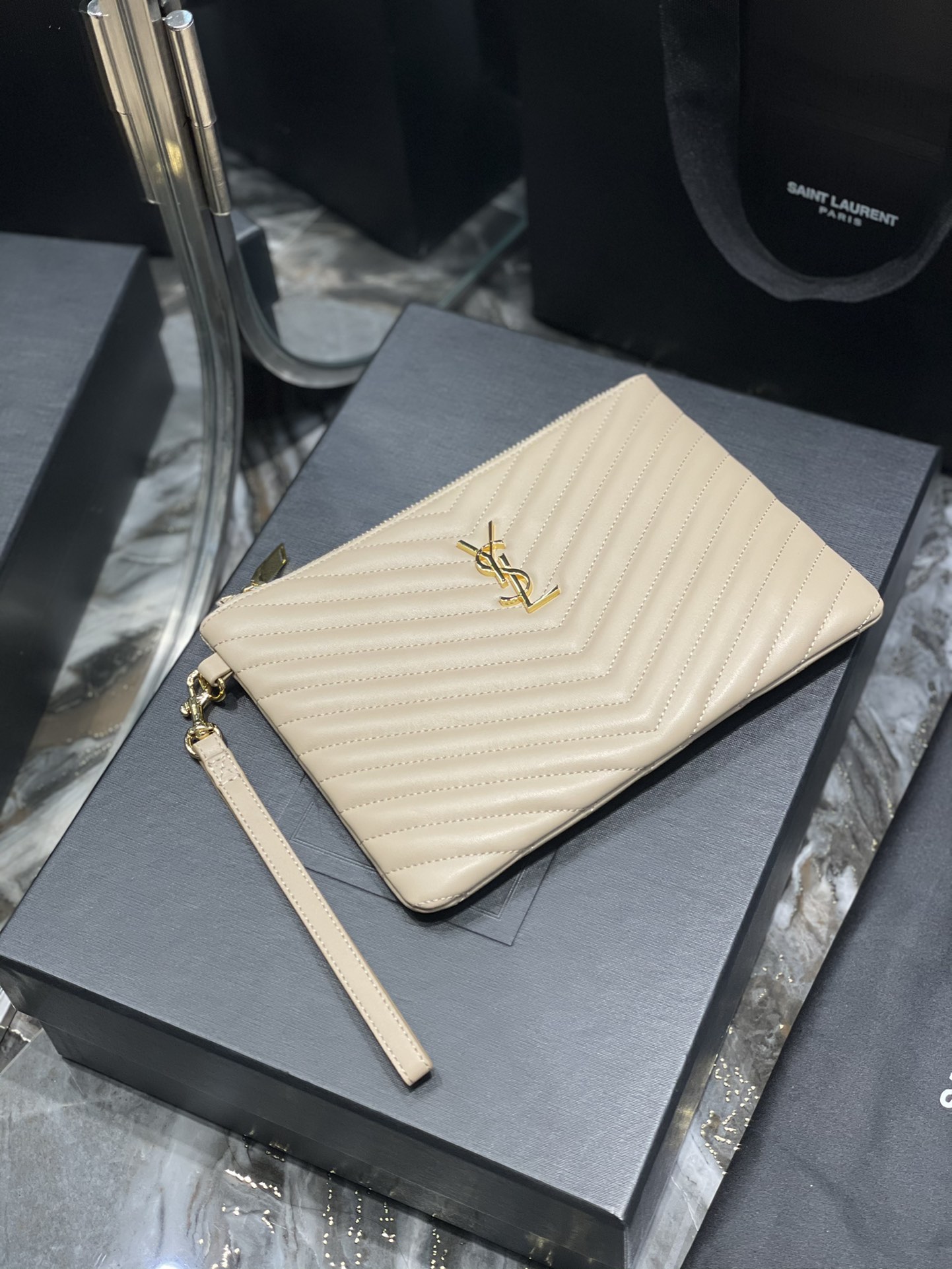 Handbags SAINT LAURENT 379039 size 24  17.5  1.5 cm - vstockx