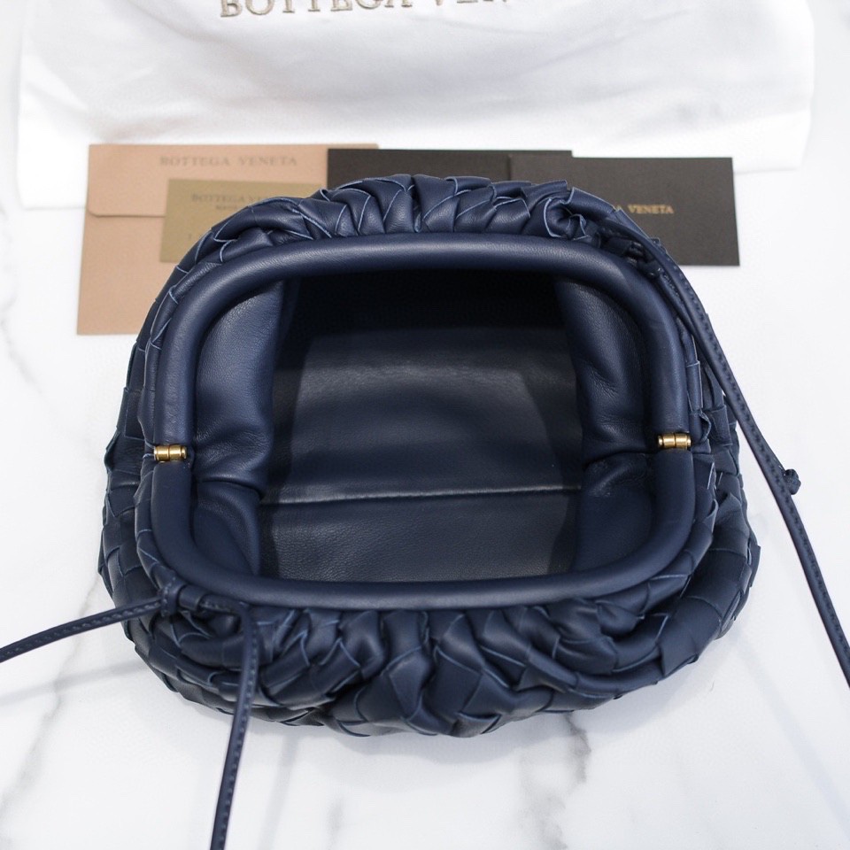 handbags Bottega Veneta The pouch size:23*13*8 - vstockx