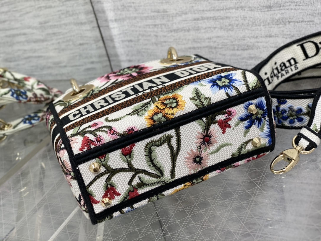 Handbag Dior size 17*7*15 cm - vstockx