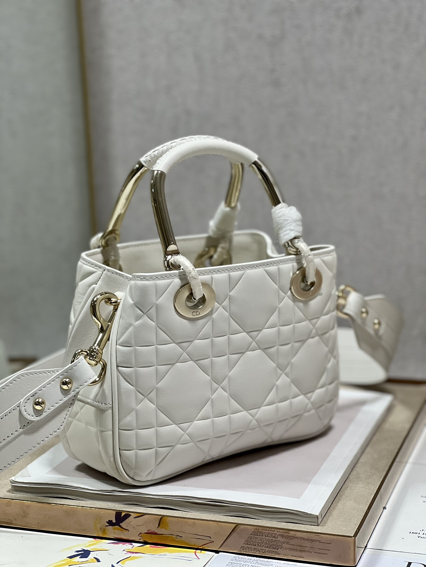 Handbag Dior 1202 size 23  26  8 cm - vstockx