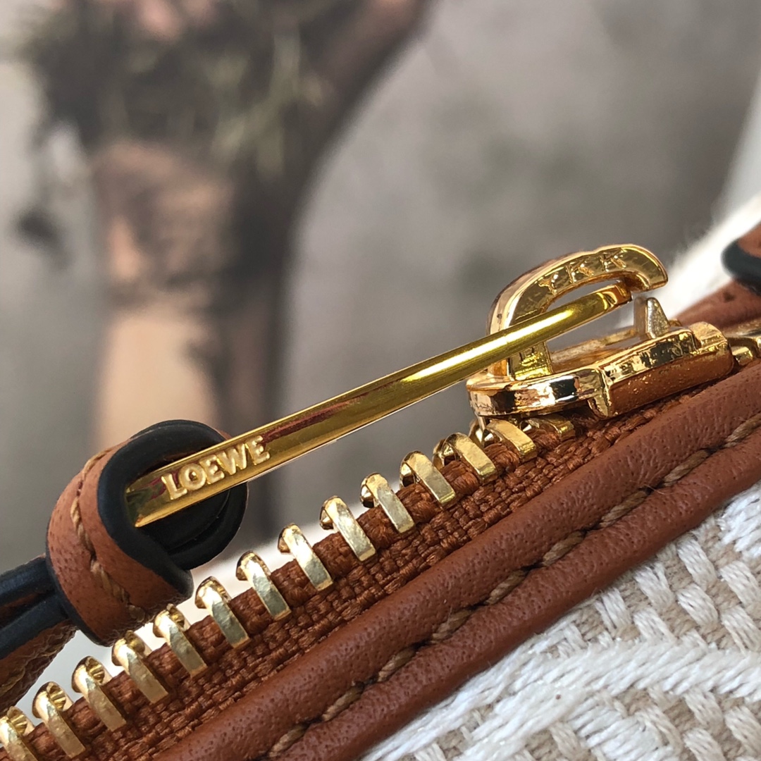 Handbags LOEWE  size:21-12-12.5 cm - vstockx