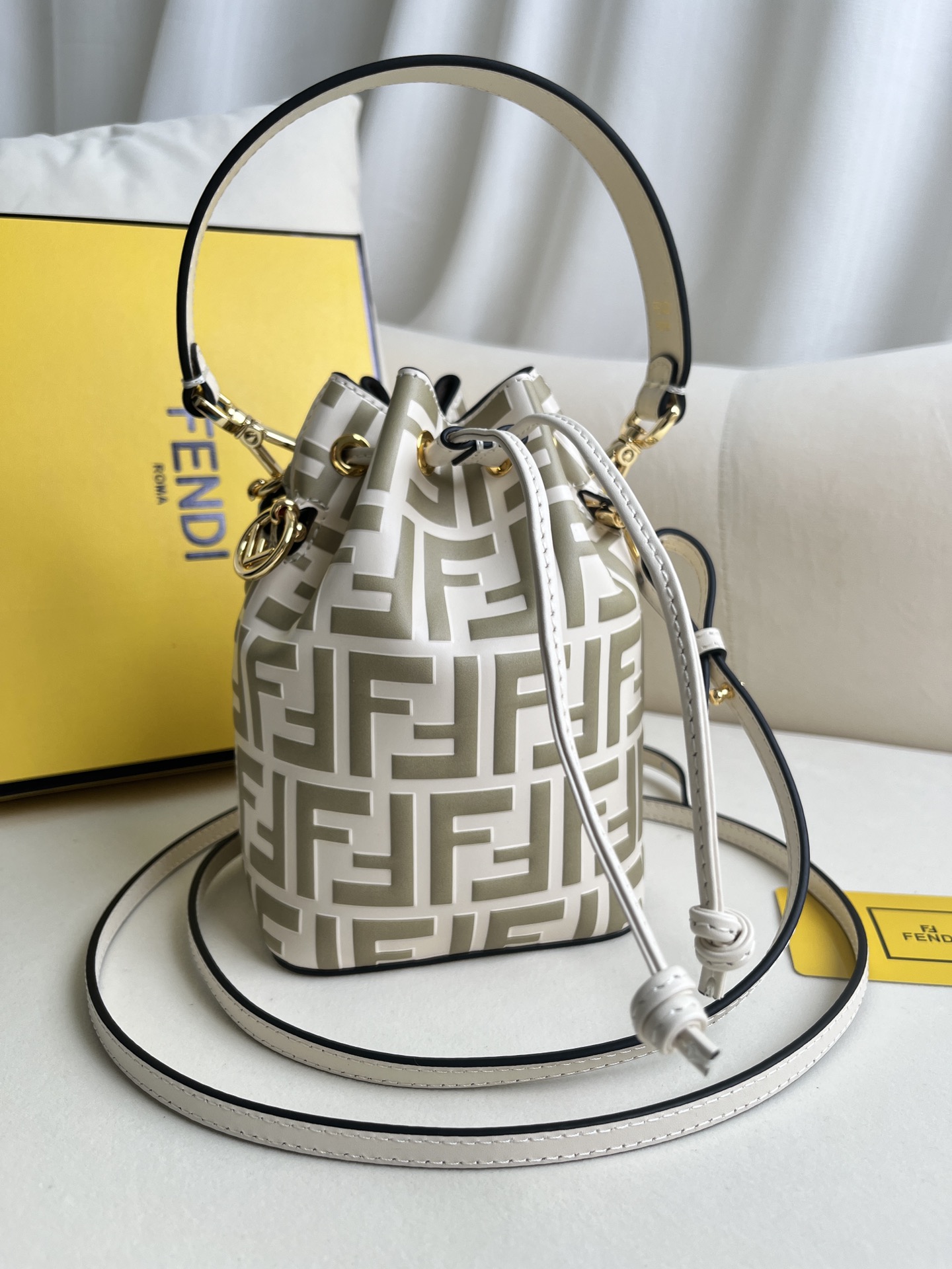 handbags FENDI 226 size:12*18*10cm - vstockx