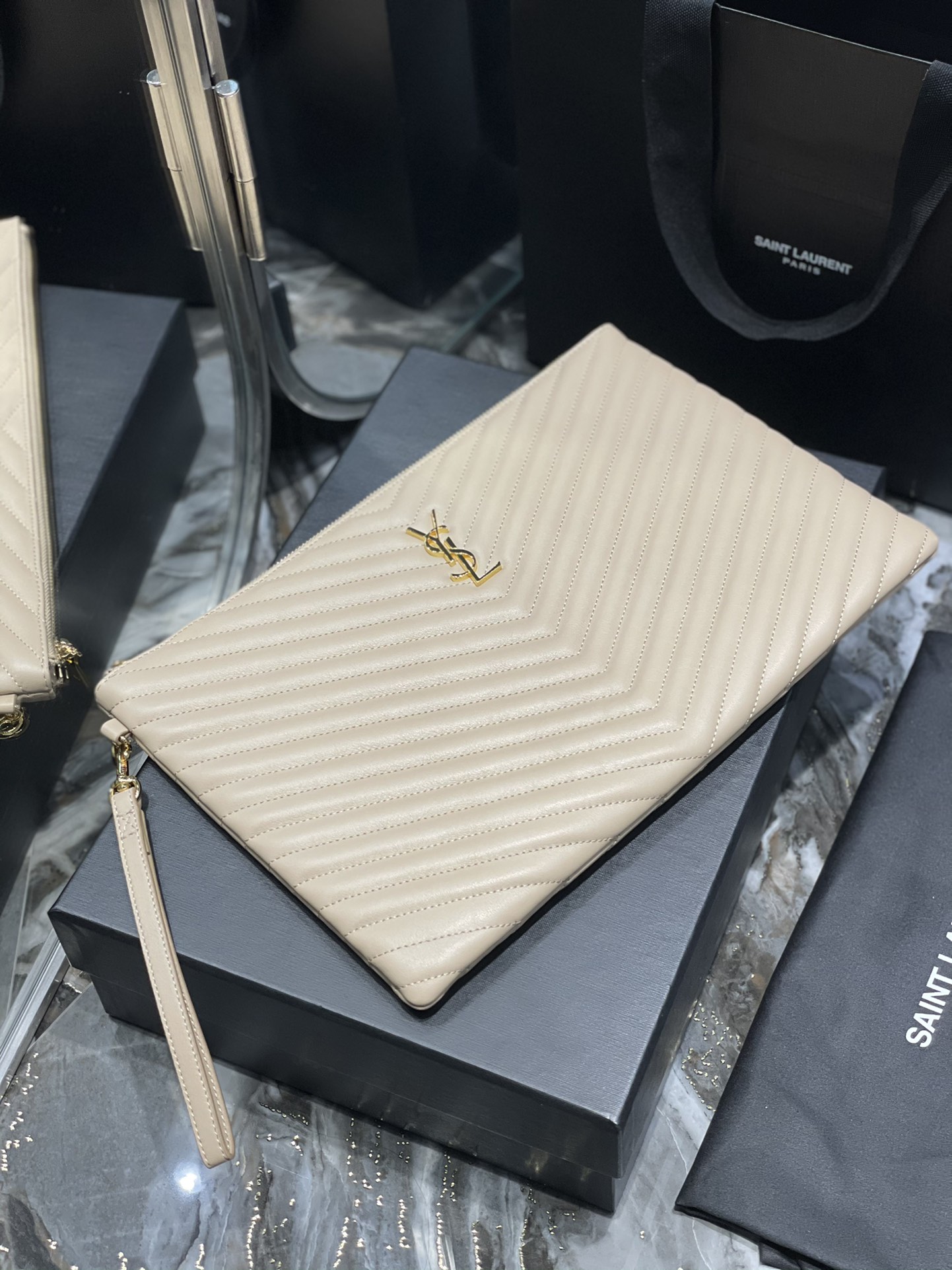 Handbags SAINT LAURENT 440222 size 36x24.5x2.5 cm - vstockx