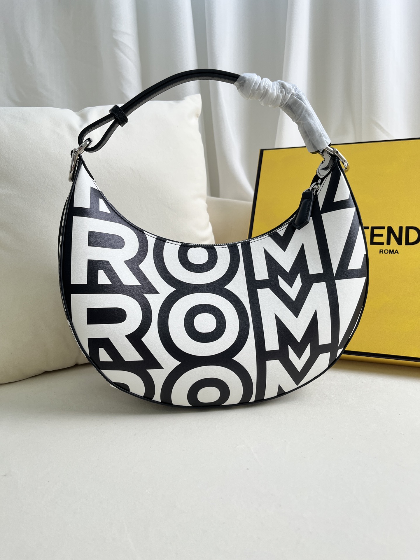 handbags FENDI 205 size:29*24.5*10cm - vstockx