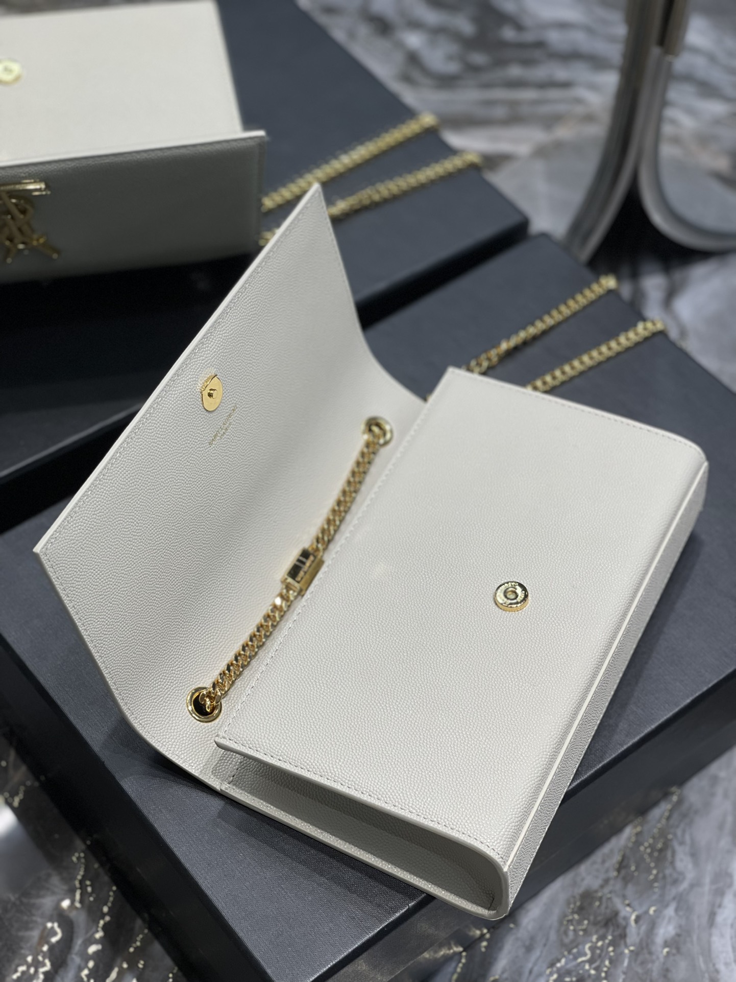 Handbags SAINT LAURENT 364021 size 24x14.5x5 cm - vstockx