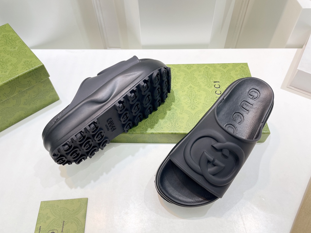 Gucci Women's slide sandal with Interlocking G WOMEN 5 - vstockx