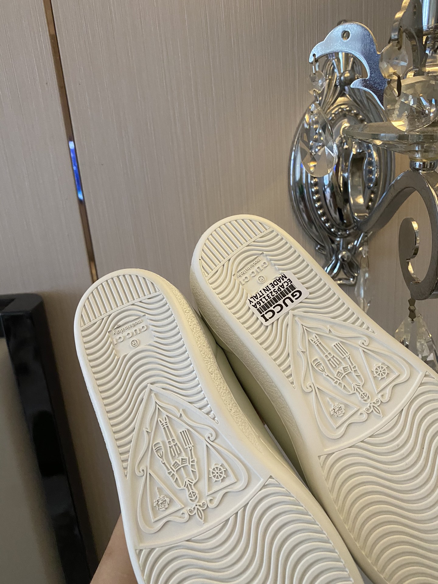 Gucci Women's Ace sneaker with bee sneaker 4 - vstockx