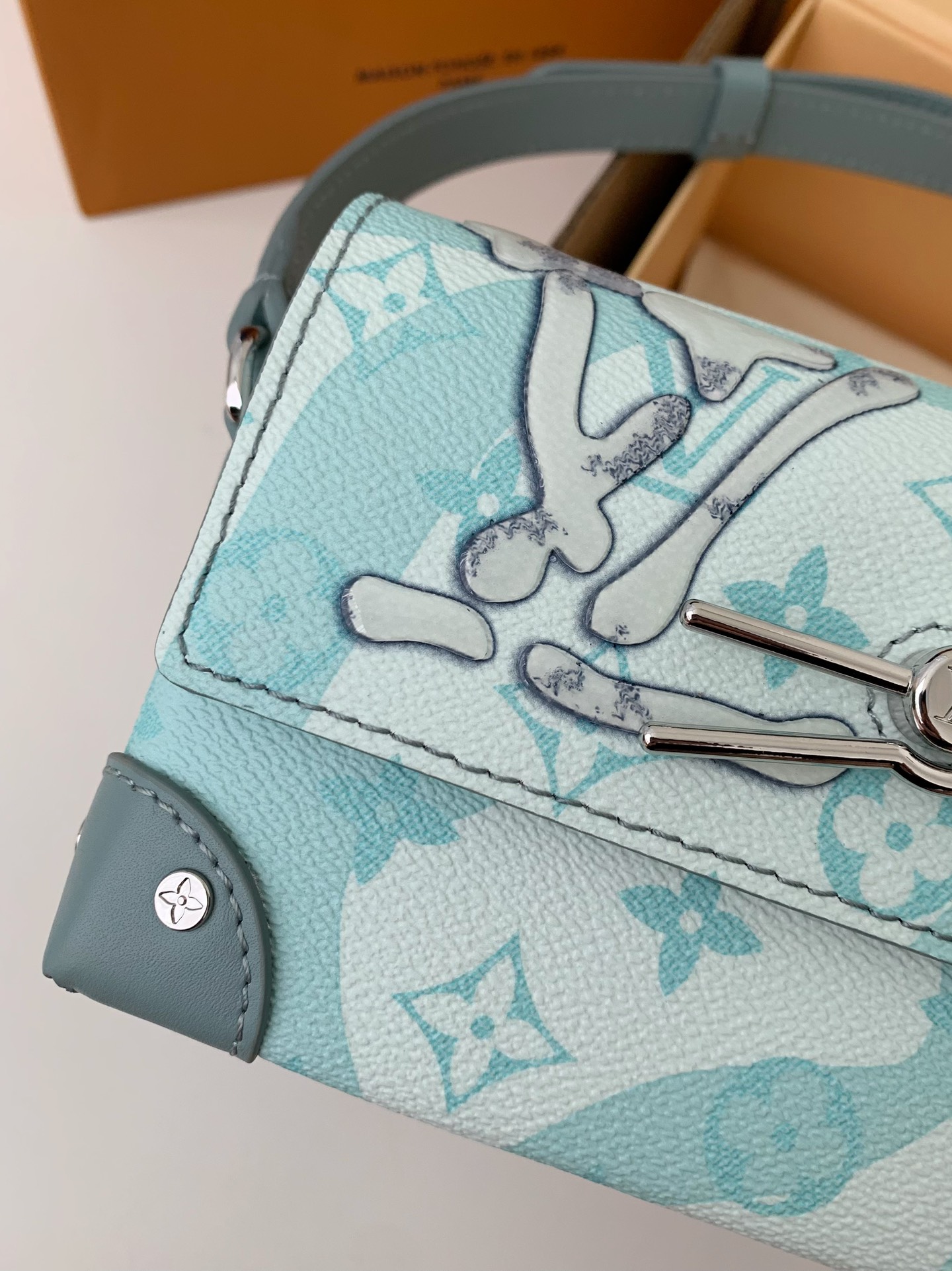 Handbags Louis Vuitton M22637 size:18*11*6.5 cm - vstockx