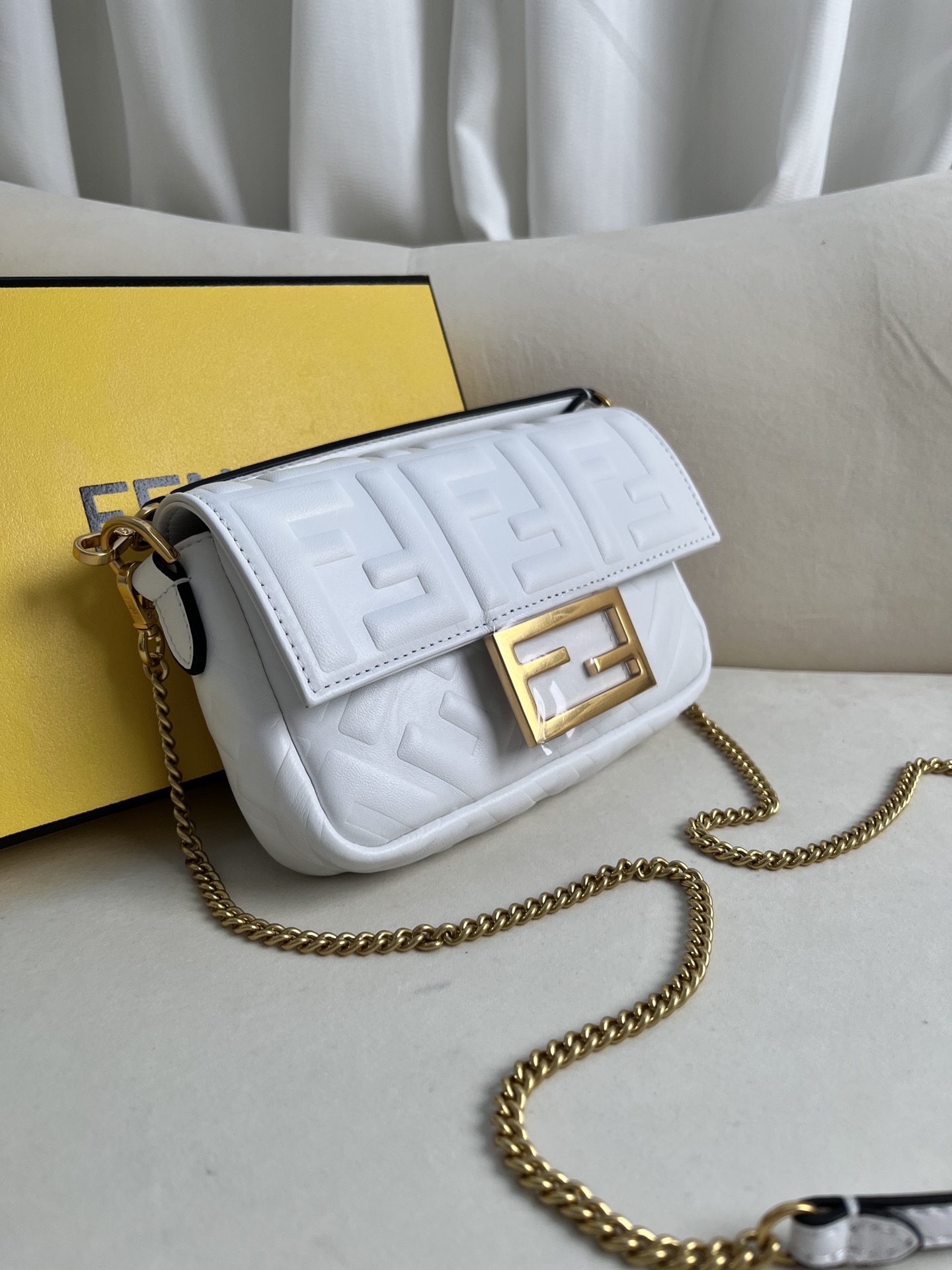 handbags FENDI 212 size:19*11.5*4cm - vstockx