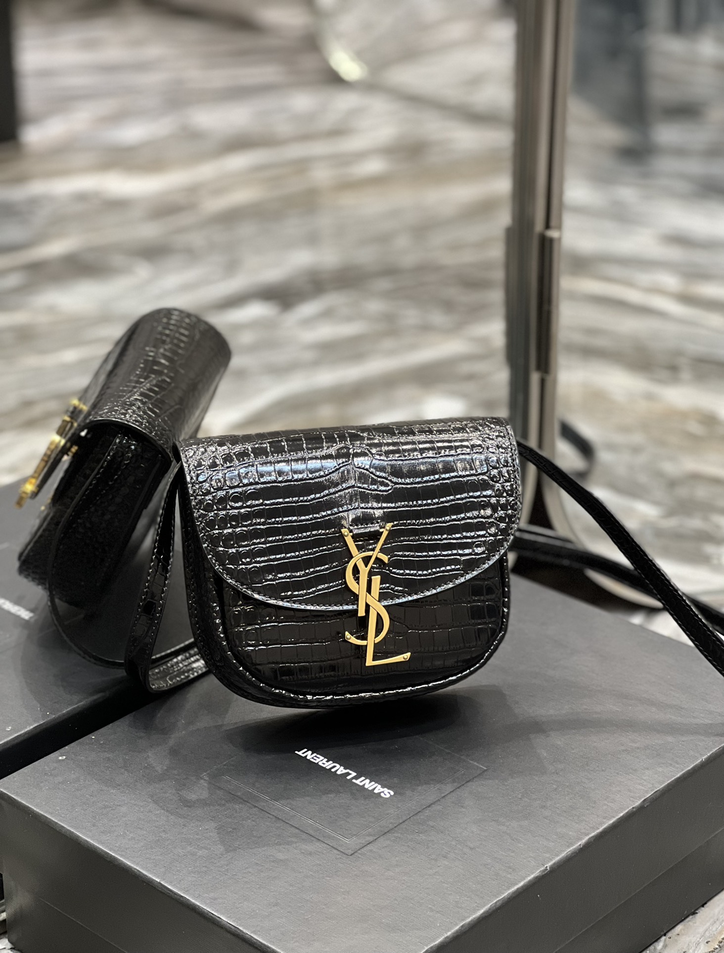 Handbags SAINT LAURENT 619740 size 18x15.5x5.5 cm - vstockx