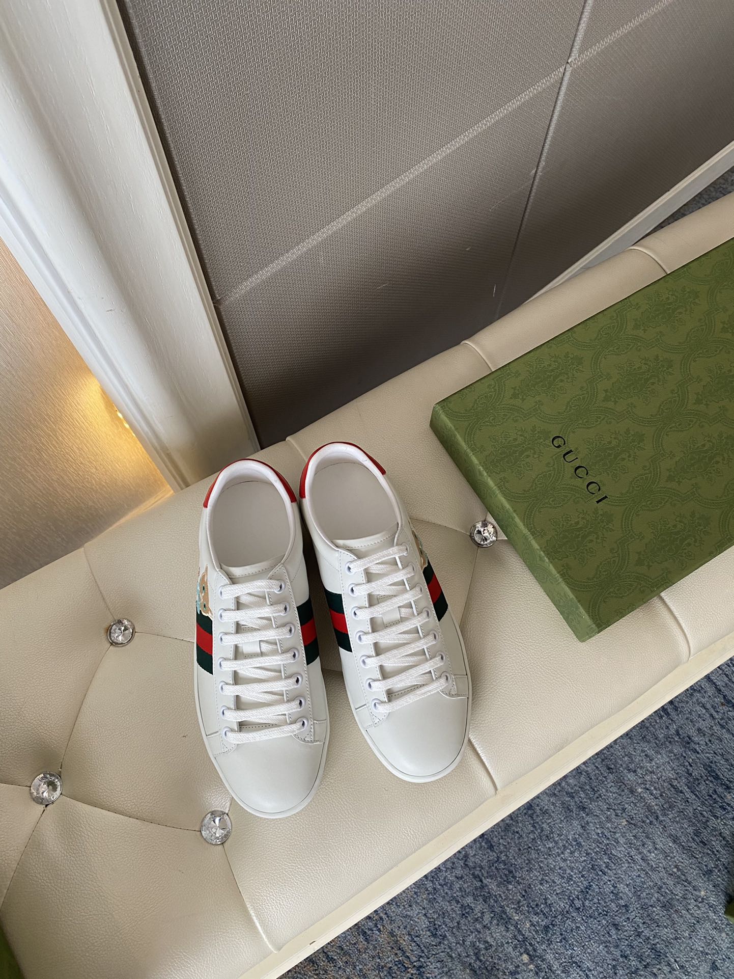 Gucci Women's Ace sneaker with bee sneaker 4 - vstockx