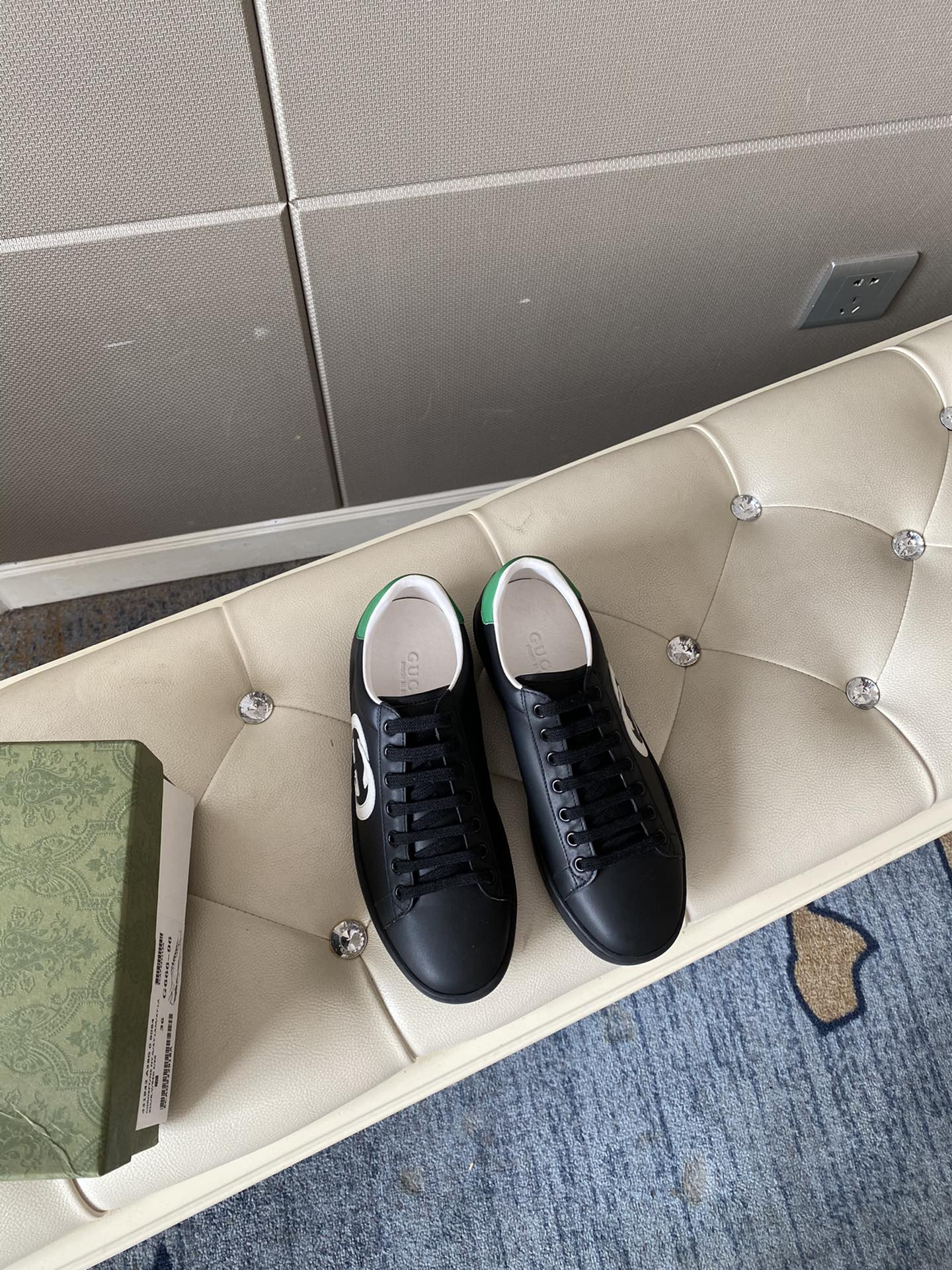 Gucci Women's Ace sneaker with bee sneaker 4 - vstockx