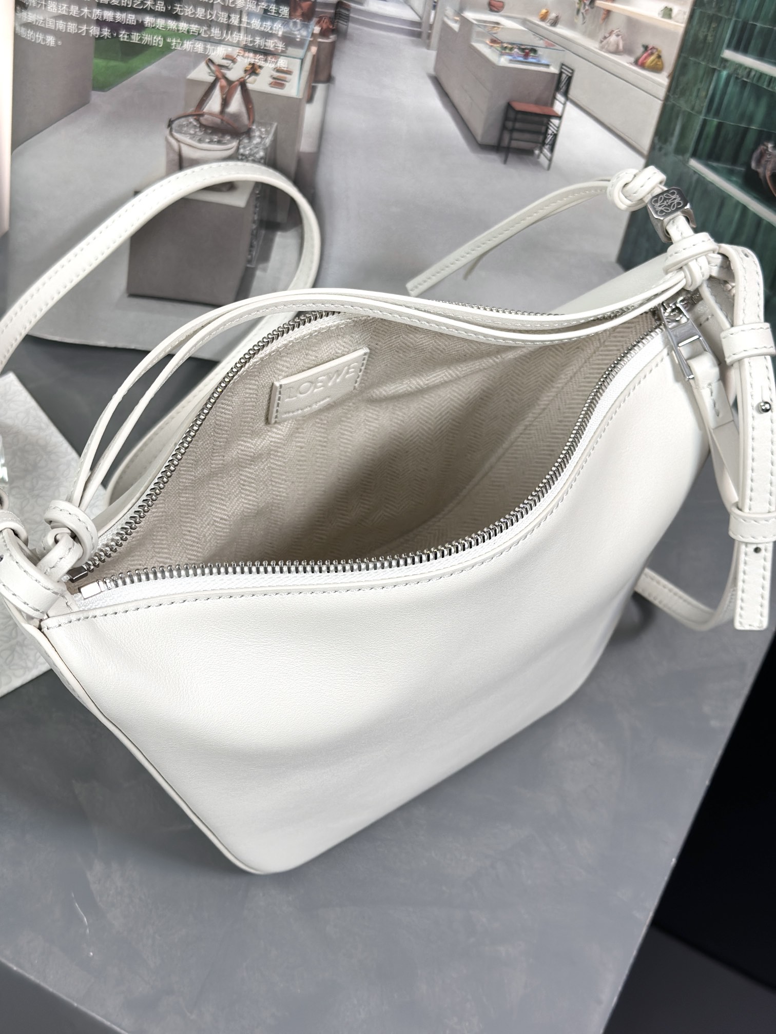 Handbags LOEWE   size:28-17-9.5 cm - vstockx