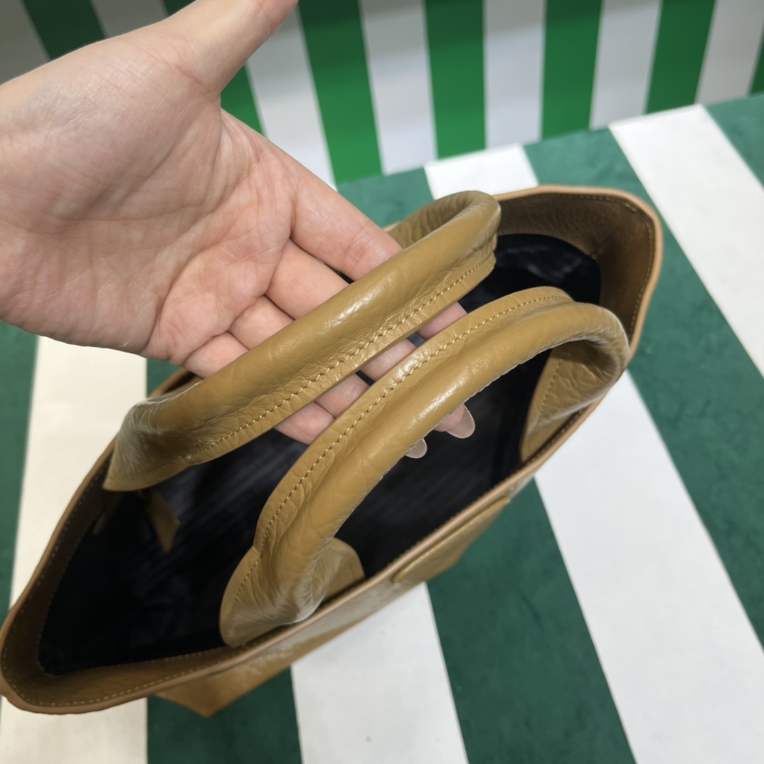 Handbags Prada 1BG440 size:16×26×40 cm - vstockx