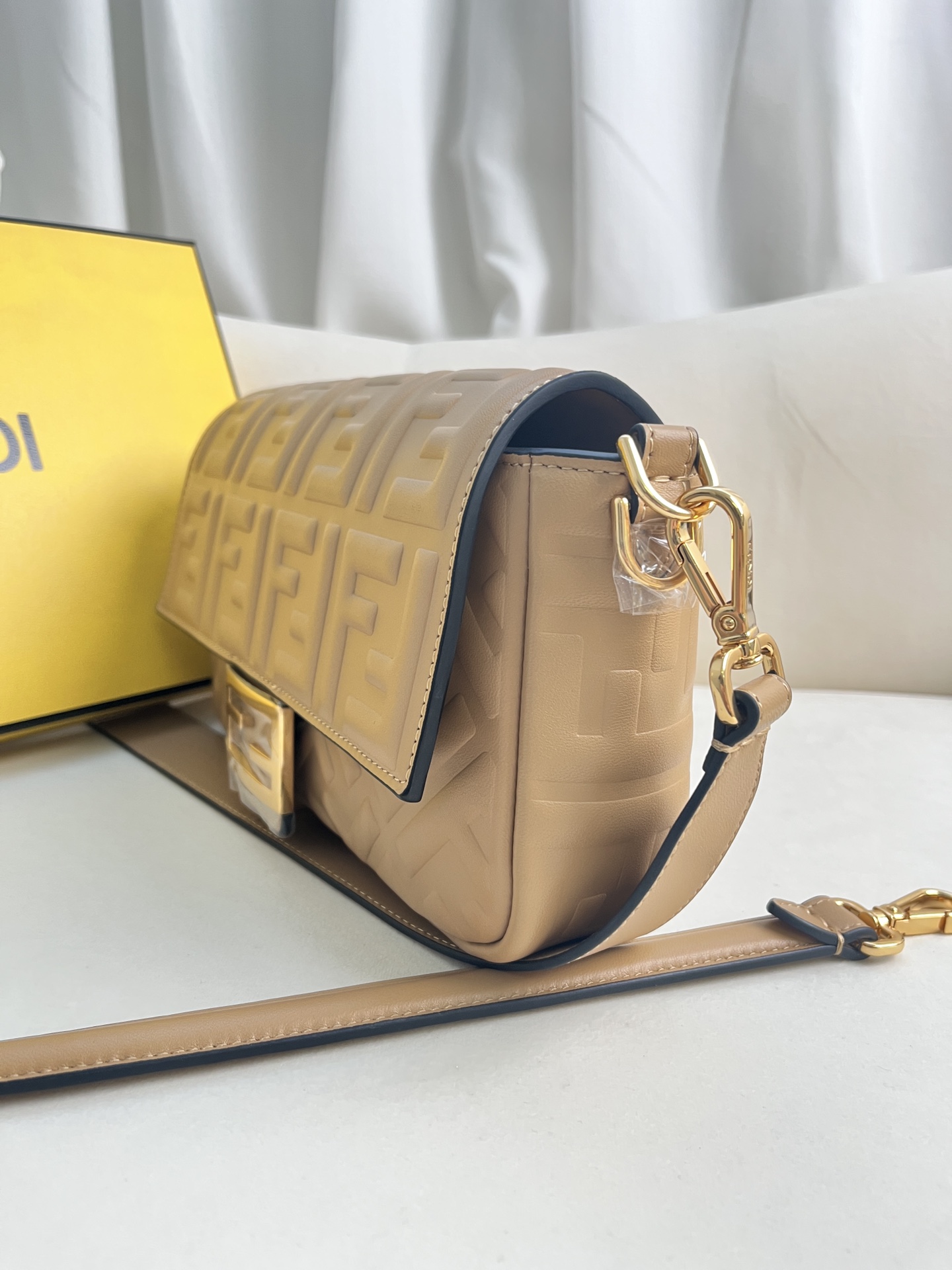 handbags FENDI 211 size:27*15*6cm - vstockx