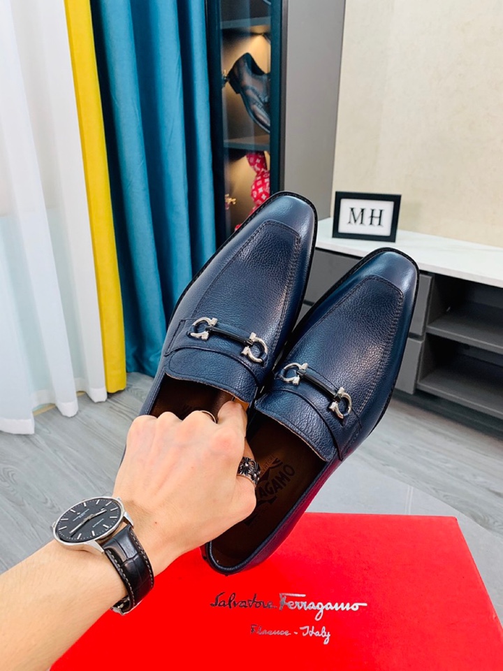 Salvatore Ferragamo Boots 31 - vstockx