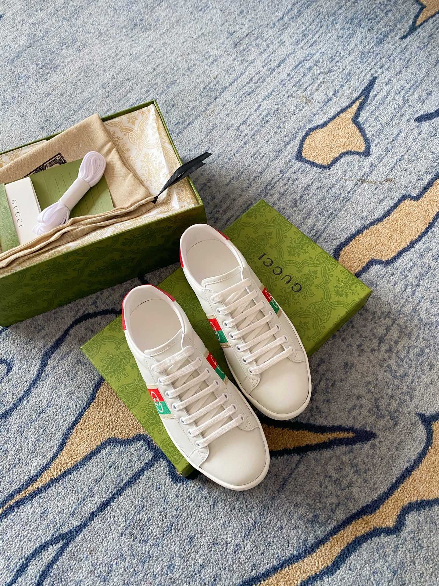 Gucci Women's Ace sneaker with bee sneaker 4 - vstockx