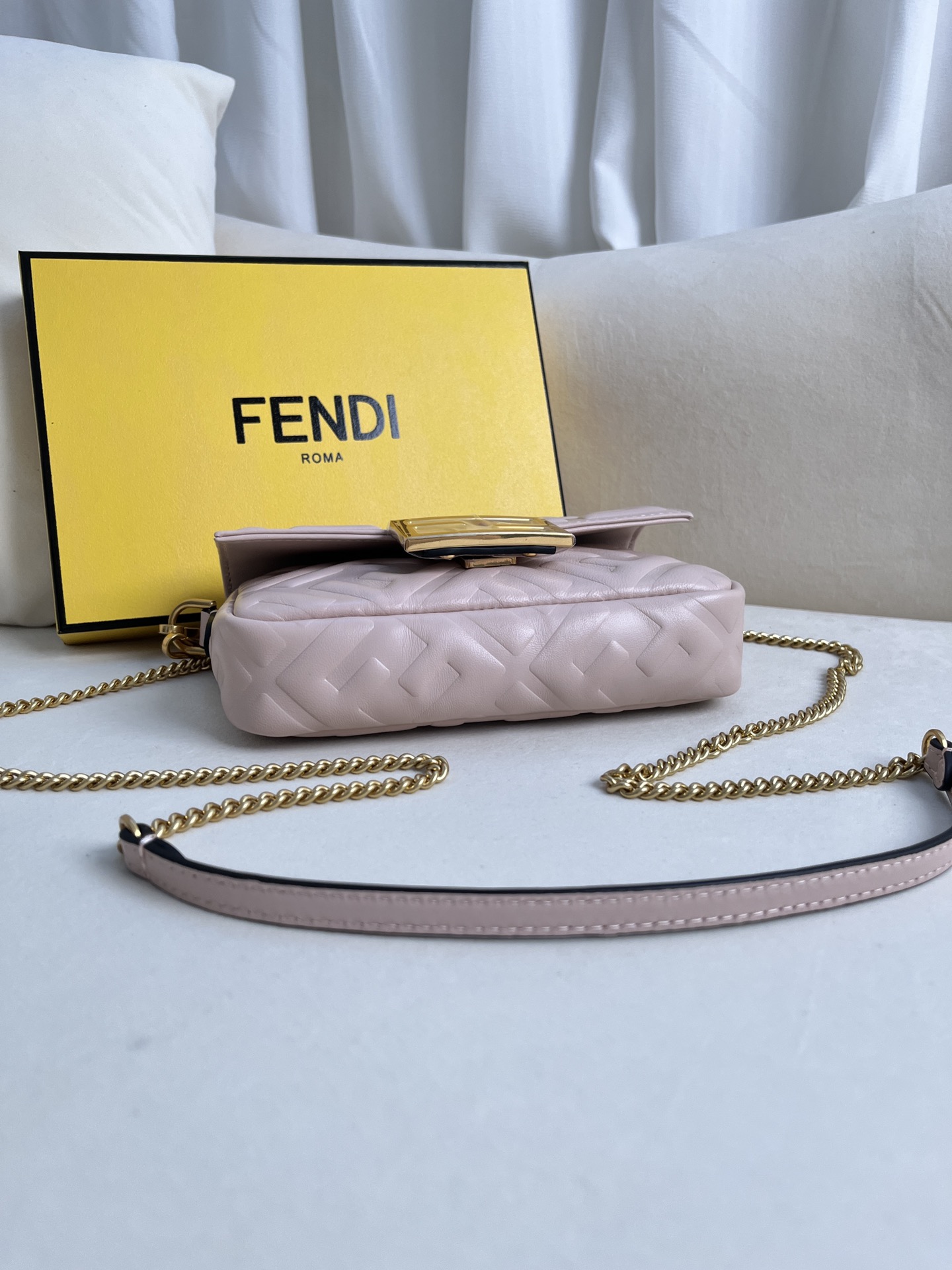 handbags FENDI 212 size:19*11.5*4cm - vstockx
