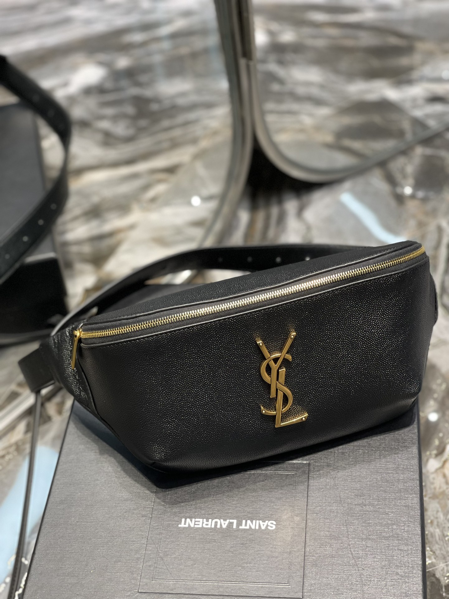 Handbags SAINT LAURENT 569737 size 25  14  3.5 cm - vstockx