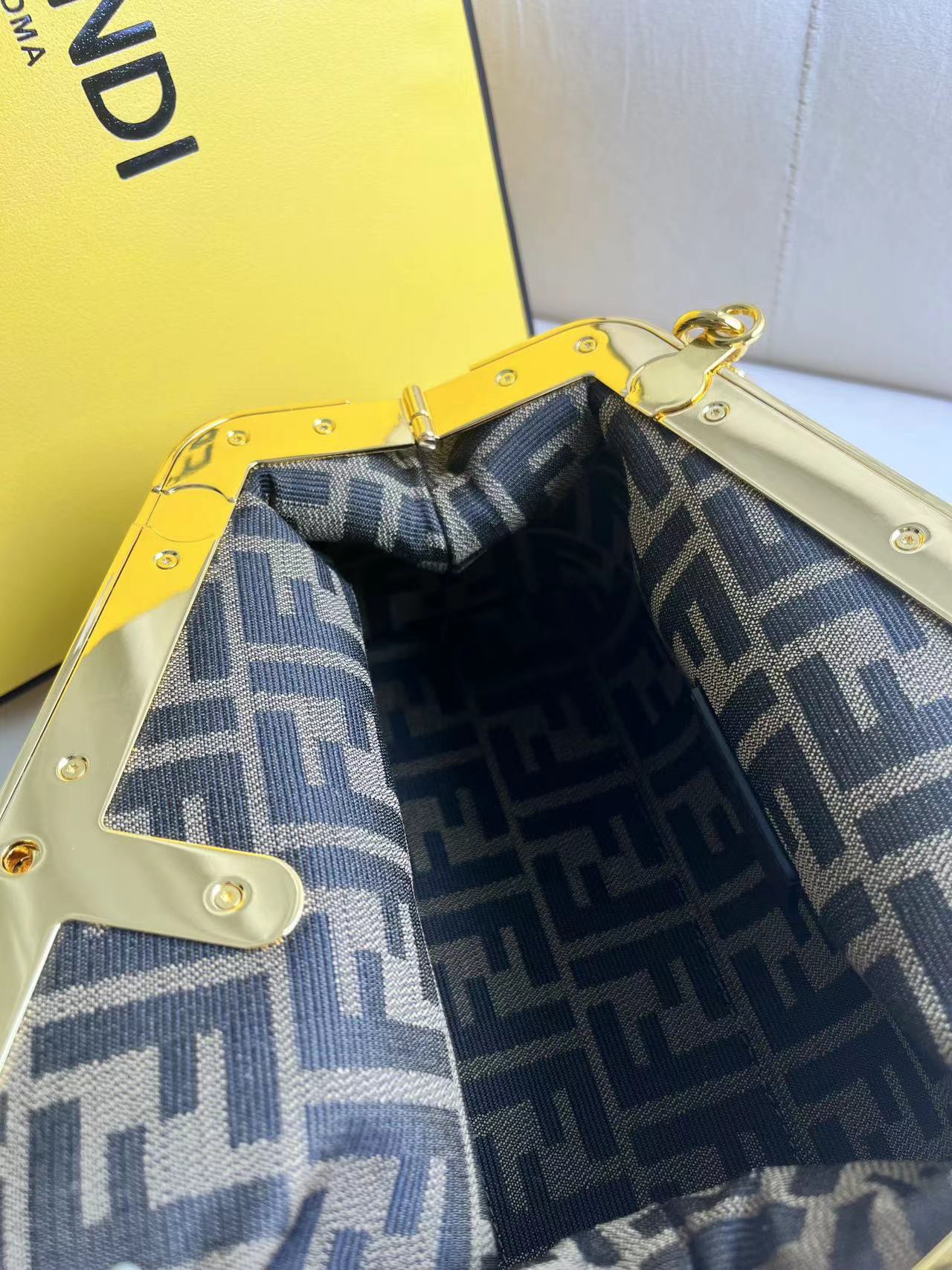 handbags FENDI 2218 size:18*26*9.5cm - vstockx
