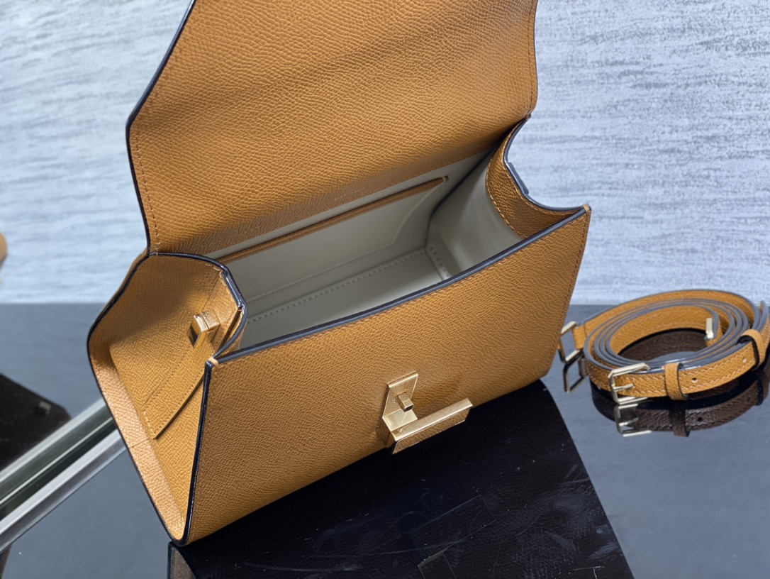 Handbag VALEXTRA size *'* - vstockx