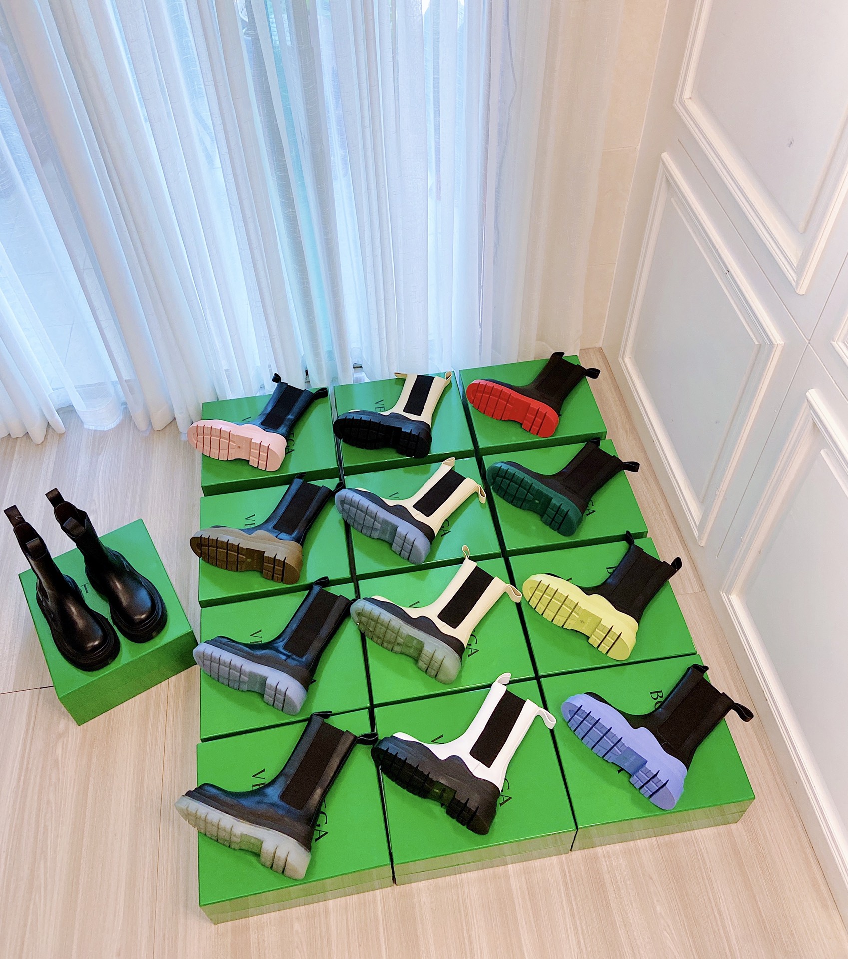 Bottega Veneta Boots 32 - vstockx