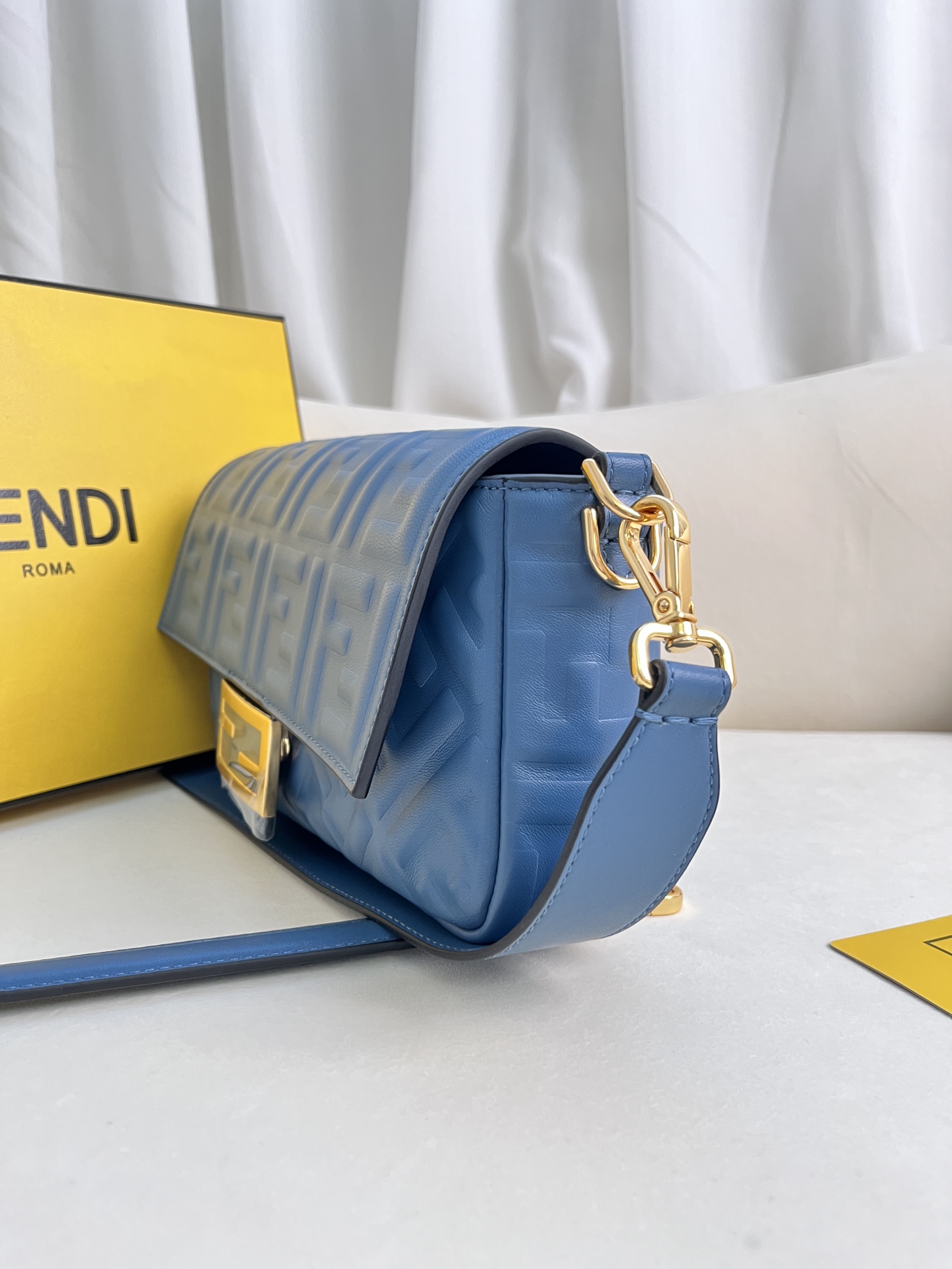 handbags FENDI 211 size:27*15*6cm - vstockx
