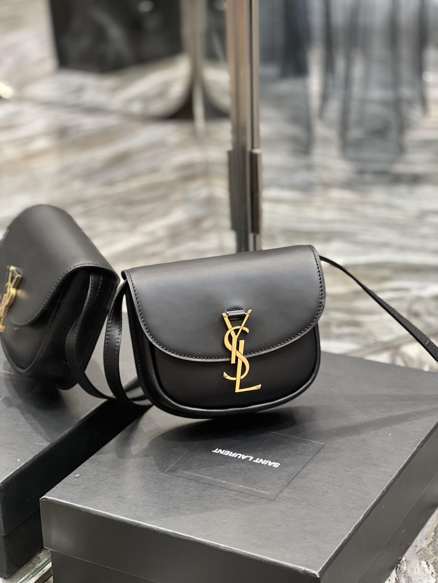 Handbags SAINT LAURENT 619740 size 18x15.5x5.5 cm - vstockx
