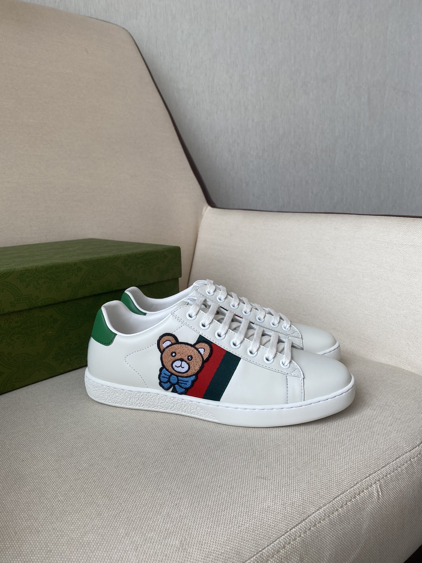 Gucci Women's Ace sneaker with bee sneaker 4 - vstockx