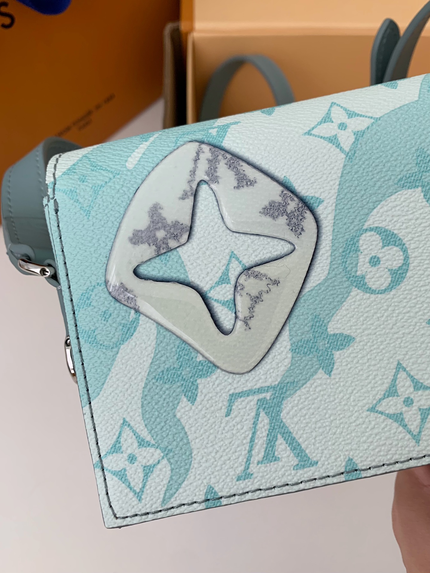 Handbags Louis Vuitton M22637 size:18*11*6.5 cm - vstockx