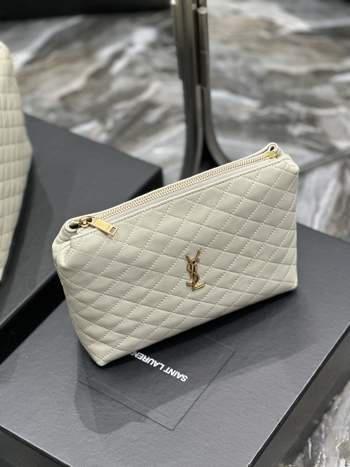 Handbags SAINT LAURENT 733955 size 23  17  5 cm - vstockx