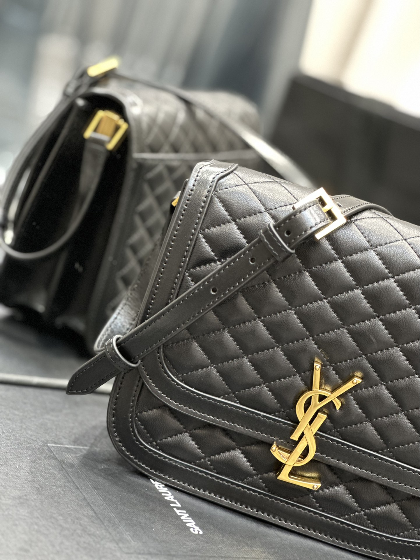 Handbags SAINT LAURENT 635025 size 22x18x5 cm - vstockx